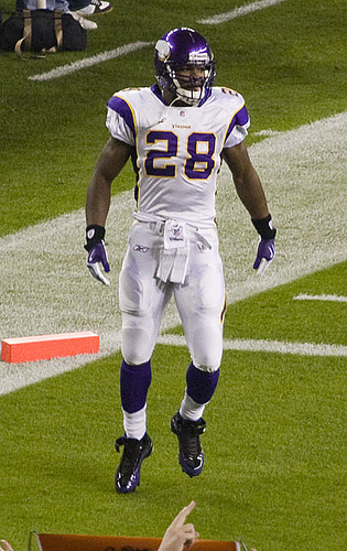 A rare shot in which superhuman Adrian Peterson was caught with his foot on the ground. (Photo by xoque.)